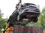 Das Auto wurde beim Absturz massiv beschädigt. (Bild: Geri Holdener)