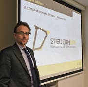 Finanzdirektor Urs Janett stellt das neue Logo vor, das von nun an für alle Schriftstücke rund um die Steuern bei Kanton und Gemeinden verwendet wird. (Bild: Markus Zwyssig (Altdorf, 29. März 2018))