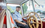 Kapitän Franz Weiss am Steuer seines Motorschiffs «Seestern», das auf dem Sarnersee verkehrt. (Bild Christoph Riebli)