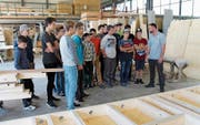 Stefan Kneubühler von der Gotthard Holzbau GmbH stellte den Schülern den Beruf des Zimmermanns vor. (Bild: Robi Kuster (Flüelen, 19. Oktober 2017))