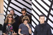Anna Wintour (unten rechts), Roger Federer (oben rechts) und seine Frau Mirka Federer (links) verlassen die Show von Louis Vuitton.