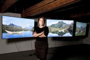 Die Urner Künstlerin Iris Ganz vor ihrer Videoinstallation «Akt mit Barke» im Dachstock des Hauses für Kunst in Altdorf. (Bild F. X. Brun)