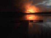 Gespenstischer Anblick: Der Waldbrand rückt immer näher. (Bild: Marco Büeler)