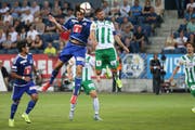 FCL-Innenverteidiger Tomislav Puljic (in der Luft links) im Kopfballduell mit St. Gallens Albert Bunjaku (links FCL-Stürmer Dario Lezcano). (Bild: Philipp Schmidli / Neue LZ)