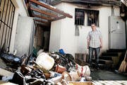 «Steihuis»-Wirt Daniel von Rotz steht fassungslos vor dem zertrümmerten Material, das aus dem Lager hinter ihm geborgen wurde. (Bild Corinne Glanzmann)