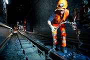 Seit dem 23. August und noch bis am 2. Oktober arbeiten in den Nächten von Sonntag auf Montag bis Donnerstag auf Freitag jeweils 17 bis 20 Gleisbauer der spezialisierten Firma Vanoli aus Immensee sowie ein bis zwei Personen der Zentralbahn. (Bild Corinne Glanzmann)
