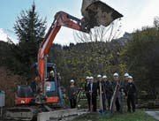 Der Bagger leitete den Bau der Alterswohnungen und die Sanierung des Erlenhauses ein – in Anwesenheit von Politik, Heimleitung und weiteren Verantwortlichen. (Bild: Matthias Piazza (Engelberg, 24. Oktober 2017))