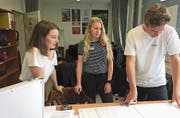 Workshop für die neue Leitung (von links): Vizepräsidentin Elena de Col, Kassiererin Laura Kathriner und Nico Haas, Technik. (Bild: PD)