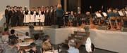 Musikgesellschaft und Jodler gemeinsam auf der Bühne. (Bilder: Primus Camenzind (Giswil, 9. April 2017))