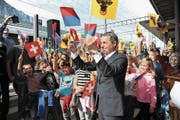 Ignazio Cassis feierte gestern in Altdorf mit seinen Kollegen aus der Politik (oben links), mit dem Urner Landammann Beat Jörg (oben rechts) und inmitten von Dutzenden Urner Schülern. (Bilder: Urs Hanhart (Altdorf, 28. September 2017))