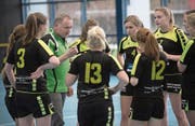 Die Menznauerinnen mit Coach Edgar Wicki (grünes Shirt) haben einiges zu besprechen. (Bild: Boris Bürgisser (Luzern, 26. November 2017))