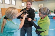 Susann Schmid (Network for Animal Protection) und Erika Walther vom Tierschutz Nidwalden (von links) nehmen den kleinen Kater Leon des Nidwaldner Bauernpräsidenten Hansueli Keiser in Empfang. (Bild: Romano Cuonz (Stans, 28. Oktober 2017))