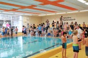 Nidwaldner Primarschüler messen sich an einem Schwimmwettkampf im Pestalozzi-Hallenbad.Bild: Matthias Piazza (Stans 2. März 2016)