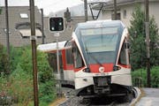 Ein Zug der Zentralbahn in Hergiswil. (Bild: Robert Hess)