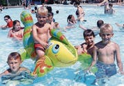 Haben so richtig den Plausch im 25 Grad warmen Wasser: Buben in der Dietwiler Badi. (Bild: Werner Schelbert (Dietwil, 22. Juni 2017))