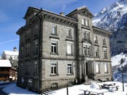 Der Platz des Schulhauses Wassen soll saniert werden.