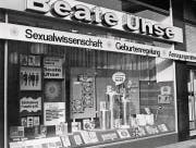 us heutiger Sicht wirken die ersten Läden von Beate Uhse recht bieder, doch damals waren sie eine Revolution. (Bilder: Alamy, Patrick Piel/Getty)