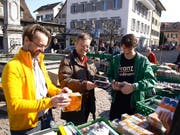 Conrad Wagner (Mitte) berät Interessenten beim Kauf von antiquarischen Büchern und Tonträgern. (Bild Kurt Liembd)