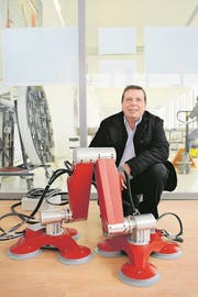 Die Firma Serbot AG in Stans Oberdorf stellt Roboter her. Fotografiert am 26. Januar 2010 für die KMU Serie. Im Bild: Geschäftsführer Anton Niederberger mit dem "CleanAnt" Roboter welcher auch auf schwierigen, runden Flächen Klettern kann. NLZ Boris Bürgisser (Bild: Boris Bürgisser (Oberdorf, 26. Januar 2010))
