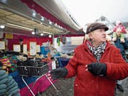Die Marktfahrer machen das Beste aus dem unwirtlichen Wetter am Stanser Frühlingsmarkt: Martin Breitenmoser (links), Anna Busslinger und Robert Bieri, der ausserplanmässig Marroni verkauft. (Bilder: Corinne Glanzmann (Stans, 19. April 2017))
