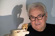Urs Bischof mit seinem Werk «Melancholie». (Bild: Charly Keiser (Zug, 3. Dezember 2017))