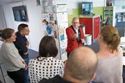 Mit seinen Tricks verzauberte Fredy Wicki auch die Redaktion der «Zuger Zeitung». (Bild: Maria Schmid (Zug, 9. Oktober 2017))