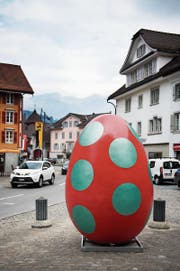 Eines der Rieseneier steht mitten im Hauptort vor der Dorfkapelle. (Bild: Corinne Glanzmann (Sarnen, 4. April 2017))