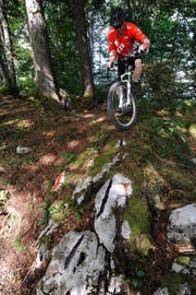 Bis die Biker, wie hier in Emmetten, die Giswiler Bike-Arena benützen können, wird es noch einige Zeit dauern. (Bild: PD)