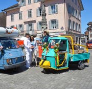 Ein bisschen verrückt ist völlig normal: Diese Devise gilt auch für die Piaggio-Besitzer Stefan und Chatkamol Heer aus Stansstad und Hans Frunz aus Kerns (von links). (Bild Romano Cuonz)