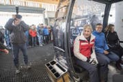 Bernhard Russi, Verwaltungsrat der Skiarena, Ständerat Josef Dittli und Regierungsrätin Heidi Zgraggen (von links) fahren mit der neuen Gondelbahn auf den Nätschen. (Bild: Urs Flüeler / Keystone (Andermatt, 22. Dezember 2017))