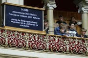 Schüler verfolgen die Debatte der Eidgenössischen Räte auf der Tribüne. (Bild: Peter Klaunzer / Keystone (Bern, 16. März 2017))