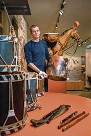 Adrian Steger (49) zeigt eines seiner Ausstellungsstücke: Trommeln und Pfeifen haben die Entwicklung der Blasmusik massgeblich beeinflusst. (Bild: Philipp Schmidli (Willisau, 19. September 2017))