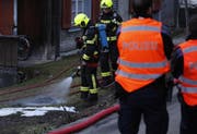 Mit Löschwasser kühlte die Feuerwehr die Asche. (Bild: Geri Holdener, Bote der Urschweiz)