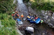 Die Feuerwehr musste das Autodach abtrennen. (Bild: Geri Holdener, Bote der Urschweiz)