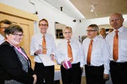 Therese Rotzer, Co-Präsidentin der Alzheimervereinigung, freut sich mit Markus Gander und Balz Flury (von links) über den Fokuspreis.