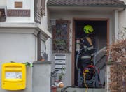 Ein Atemschutz-Trupp im Eingangsbereich. Am Boden ein Lüfter. (Bild: Geri Holdener, Bote der Urschweiz)