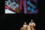Wiebke Kayser und Maximilian Reichert erzählen auf der Luzerner Theaterbühne vom Liebesglück von Doris und Josef. (Bild: Ingo Höhn/PD)