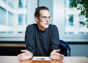 Oft ein Balanceakt: Andreas Ackermann beim Interview an seinem Arbeitsplatz im Amt für Migration. (Bild: Stefan Kaiser (Zug, 8. November 2017))