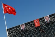 Bilder des Präsidenten Recep Tayyip Erdogan zieren ein Gebäude in Istanbul. (Bild: Keystone / Emrah Gurel)