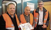 Der ehemalige Swissair-Pilot Peter Jost (links) wurde Gönner des Historic-Teams und überreichte Präsident Charly Infanger (Mitte) und Stefan Andermatt symbolisch die Gönnerkarte. (Bild: Paul Gwerder (Erstfeld, 2. Februar 2018))