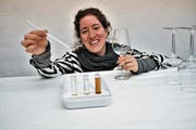 Anna-Sabina Zürrer beeindruckt mit einem eigenwilligen Vernissagen-Apéro und ihren Werken in der Galerie Hofmatt. (Bilder: Romano Cuonz (Sarnen, 11. März 2017))