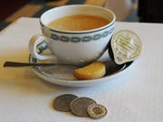 In Zürich ist der Kaffee mit einem Durchschnittspreis von 3,24 Euro weltweit am teuersten. (Symbolbild) (Bild: Keystone/STEFFEN SCHMIDT)