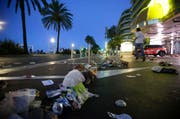 Hier hatten am späten Donnerstagabend Menschen den Nationalfeiertag in Nizza gefeiert, als es zur Attacke durch den Lastwagen kam. (Bild: AP Photo)