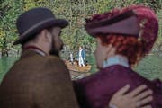 Gedreht wurde für eine neue App: Schiller-Darsteller Patrick Hediger mit Bootsführer Carl J. Wiget beim Schillerstein. (Bild: Pius Amrein (Rütli, 14. Oktober 2017))