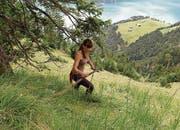 Führt das Erbe weiter: Julia Gisler beim Wildheuen in den steilen Hängen am Oberaxen oberhalb von Flüelen. (Bilder: SRF/Beat Bieri)