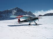 Mit diesem Flugzeug des Typs Storch wird derzeit die Wiederholung der Rettungsaktion von 1946 auf dem Gauligletscher geprobt. Rechts im Bild die damals verunglückte DC-3-Maschine. (Bilder: Jürgen Schelling/Keystone)