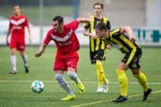 Alpnachs Luis Alexandre Silvestre De Almeida (L) gegen Emmenbrückes David Bajor im Spiel zwischen dem FC Alpnach und dem FC Emmenbrücke am Samstag, 30. September 2017 in Alpnach. (Bild: Philipp Schmidli (PHILIPP SCHMIDLI | Fotografie))