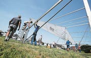 Die Vorbereitungen auf dem Festareal laufen auf Hochtouren, zahlreiche Helfer packen mit an. (Bild: Stefan Kaiser/ZZ, Auw, 19. Juli 2017)