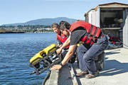 Der Tauchroboter wird ins Wasser gelassen. (Bild: pd)