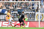 Viel Glück für den FC Luzern in der 15. Minute: Luganos Mattia Bottani (Nummer 10) trifft nur den Pfosten. FCL-Goalie David Zibung (rotes Dress) wäre geschlagen gewesen. (Bild: Keystone/Gabriele Putzu)
